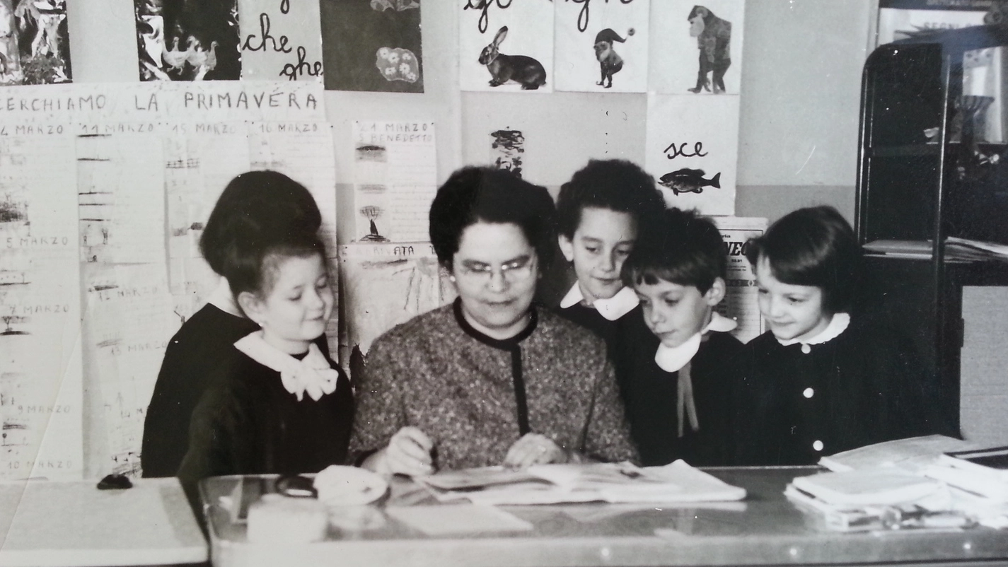 La maestra di Castelleone Rosa Cocchetti Maggi in una foto d’epoca attorniata dai suoi amati alunni