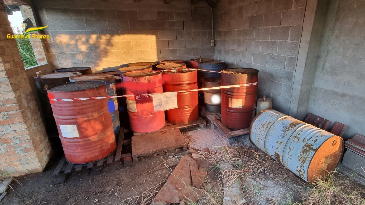 Alcuni dei rifiuti tossici trovati nella discarica abusiva di Pinerolo Po