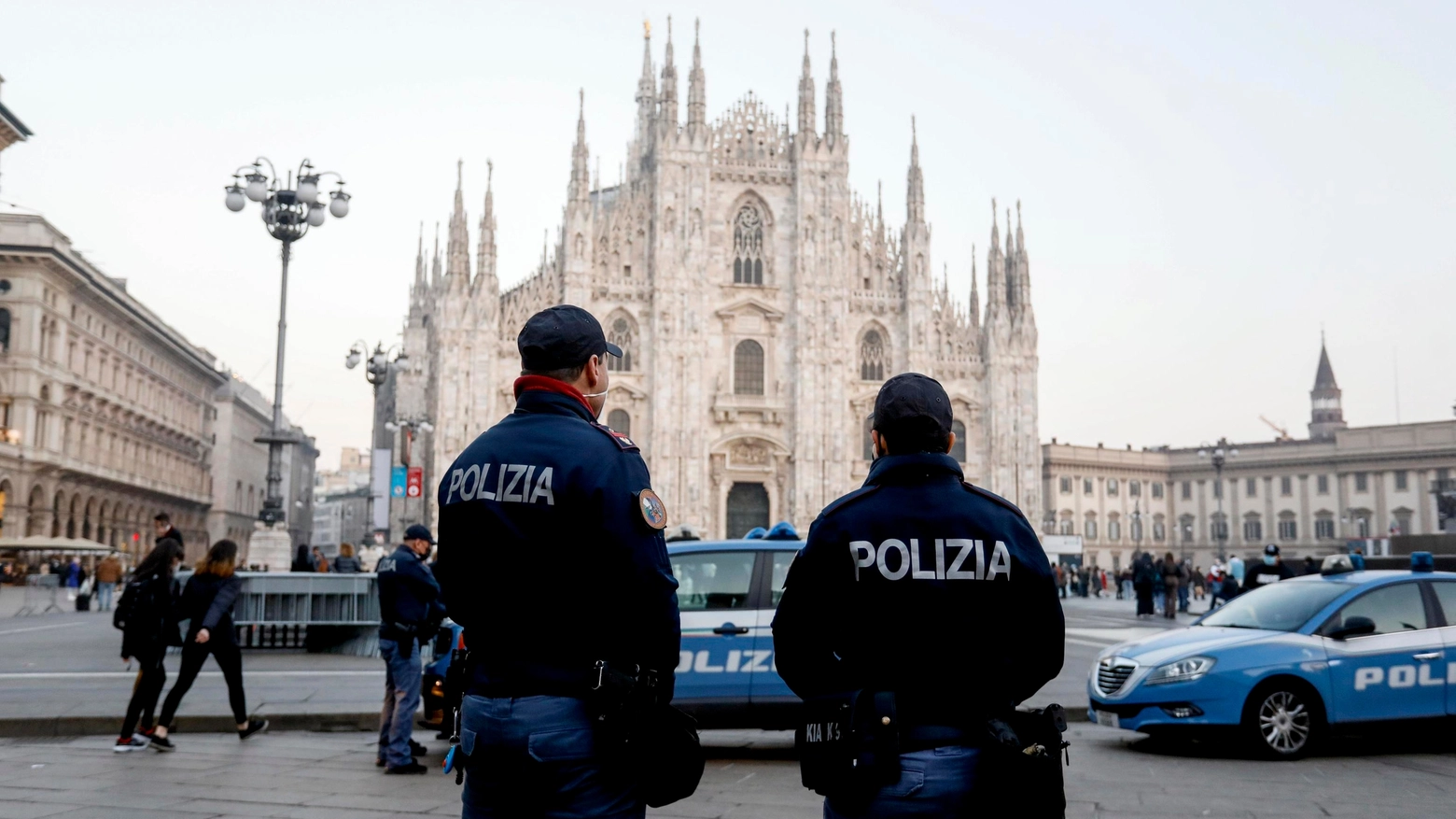 Controlli della Polizia di Stato in piazza del Duomo a Milano