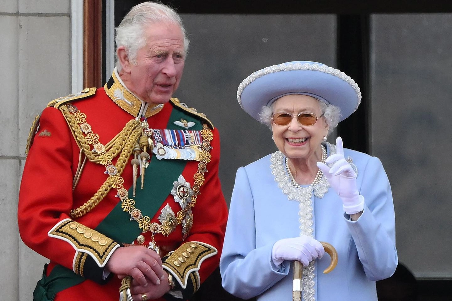 La regina Elisabetta con il principe Carlo (Ansa)
