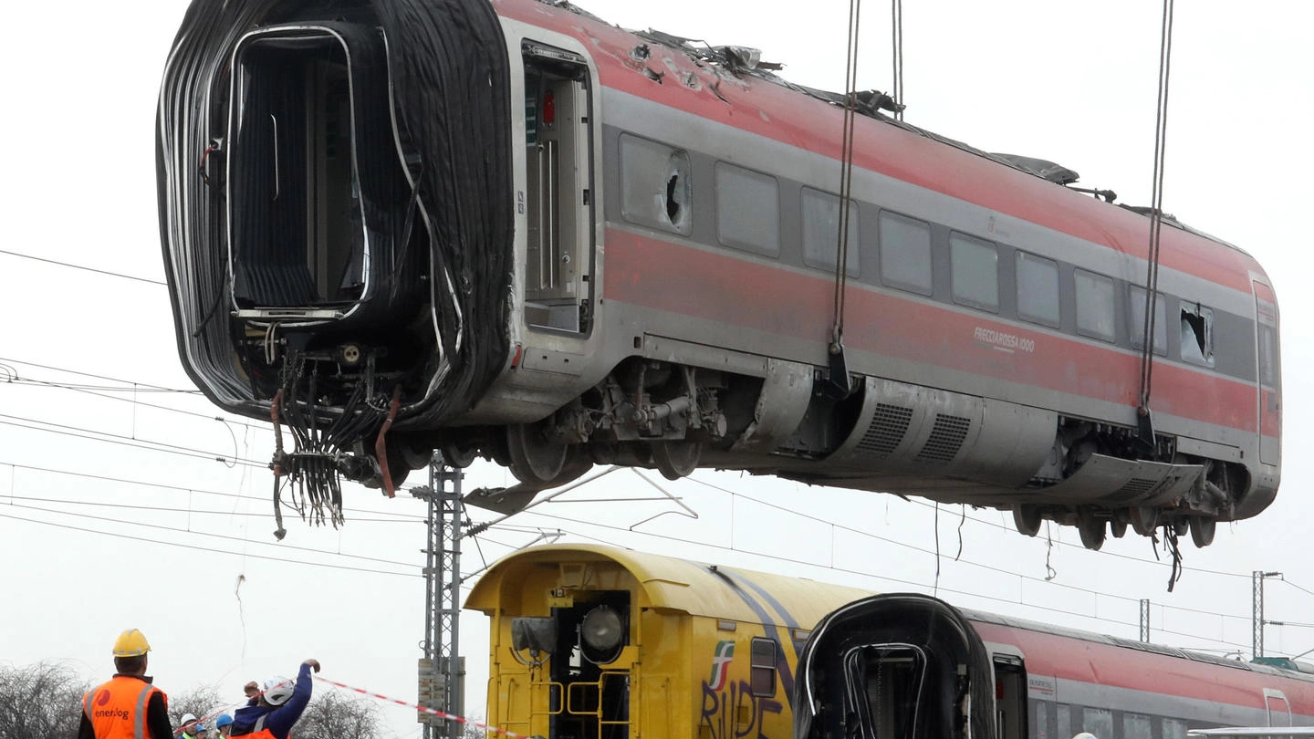 La rimozione del treno deragliato a Lodi nel 2022