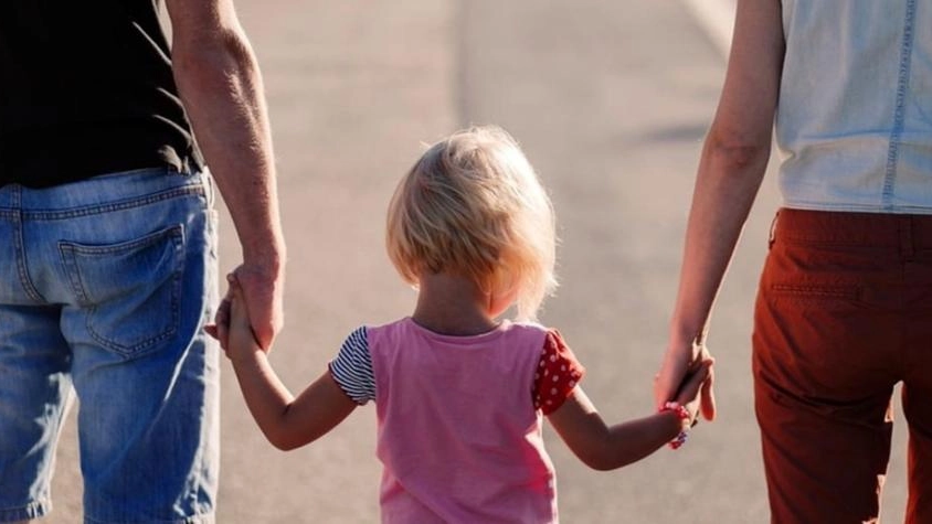 Un bambino coi genitori