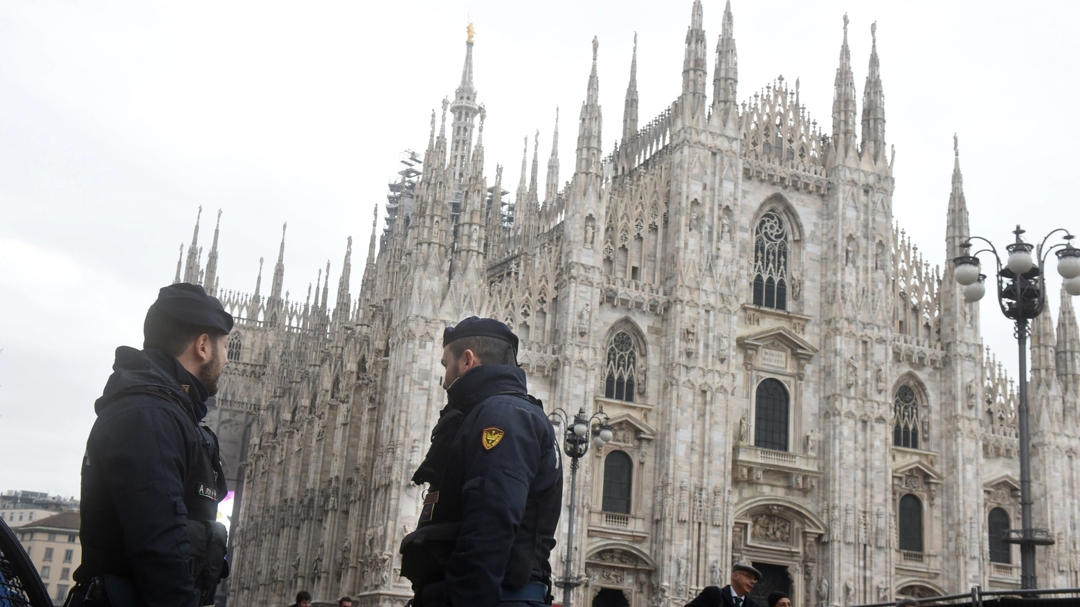 Controlli forze dell'ordine in piazza Duomo (Newpress) Controlli forze dell'ordine in piazza Duomo (Newpress)