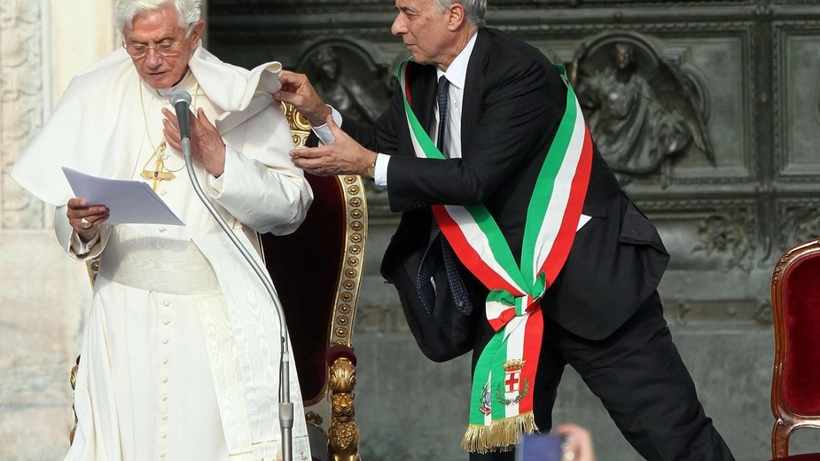 Pisapia violò il protocollo per aiutare Benedetto XVI con il suo bavero