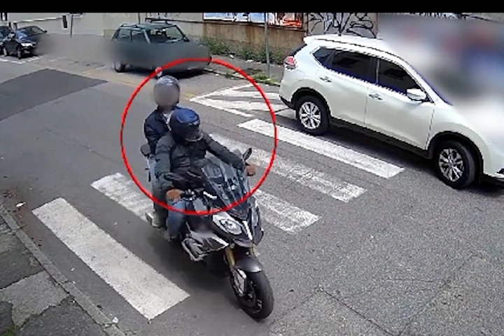 Un frame del video con i banditi in azione