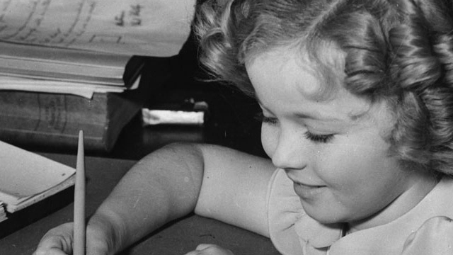 SI USA ANCORA Da Shirley Temple ai bimbi d’oggi, la letterina  con la richiesta di doni per Natale è ancora in voga. A destra: Nino Ferrer, morto nel 1998, cantava “La pelle nera” hit del 1967