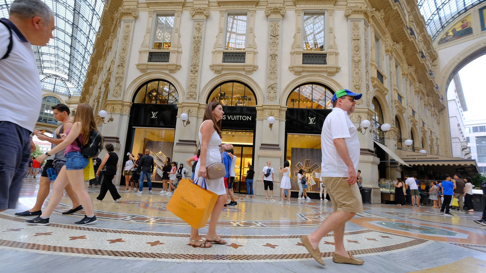 Turisti fanno shopping a Milano