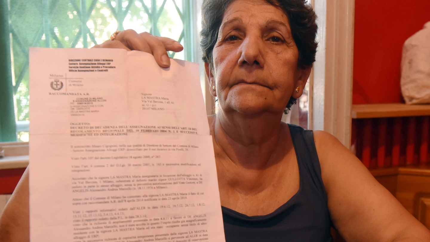 Maria La Mastra, 78 anni, mostra la lettera  con la quale il Comune le intima lo sfratto dall’abitazione (Newpress)