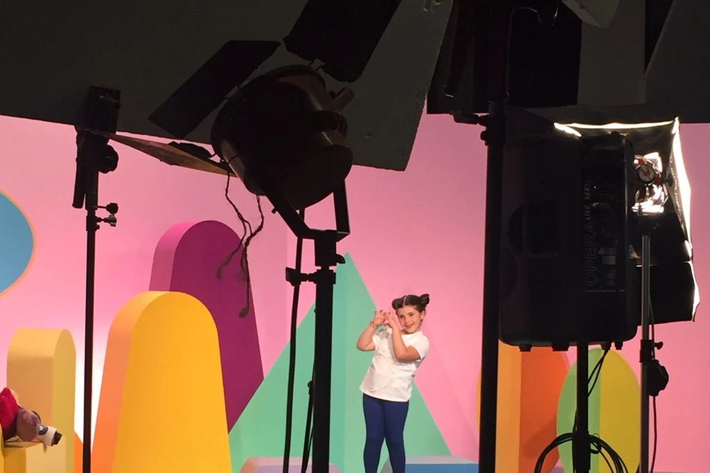 Alice Caprioli durante la registrazione del programma "Canta con Nunù"