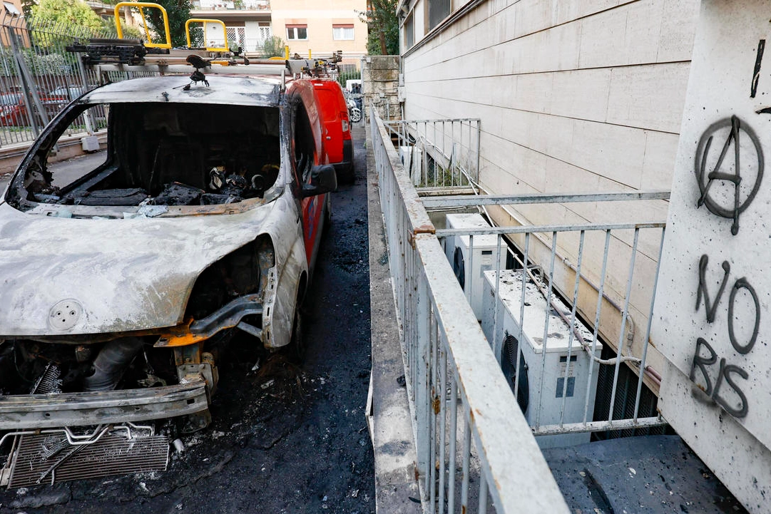 Una delle auto date alle fiamme ieri a Roma, nella sede Telecom di via Val di Lanzo