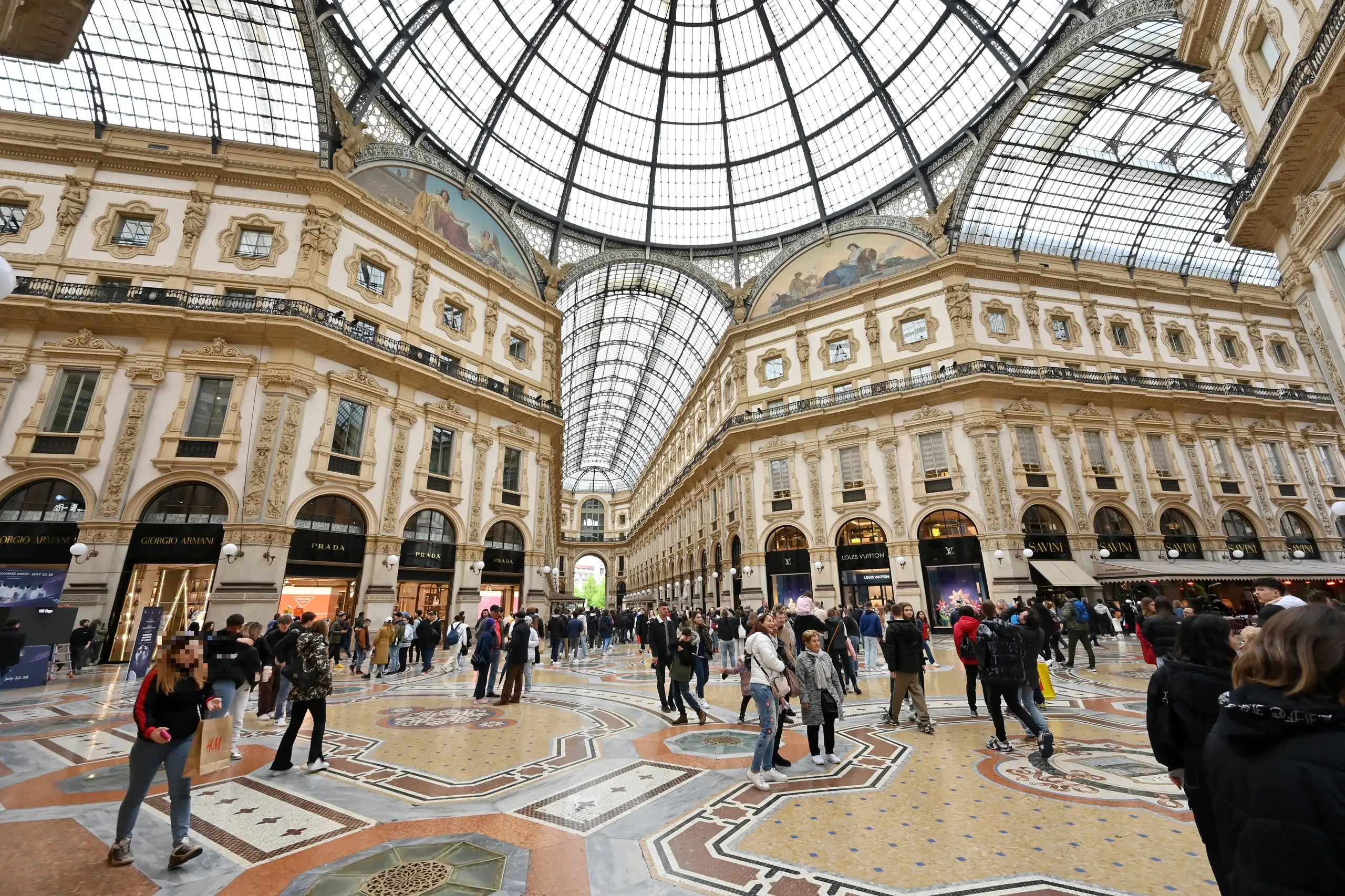 Milano, Galleria Vittorio Emanuele: nuovo bando affitti. E Prada si allarga