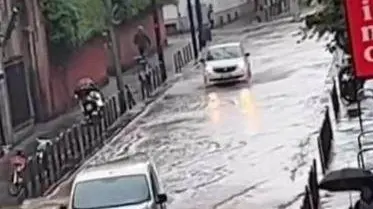 Si rompe una tubatura Chiusa via Pisacane Si rompe una tubatura Chiusa via Pisacane