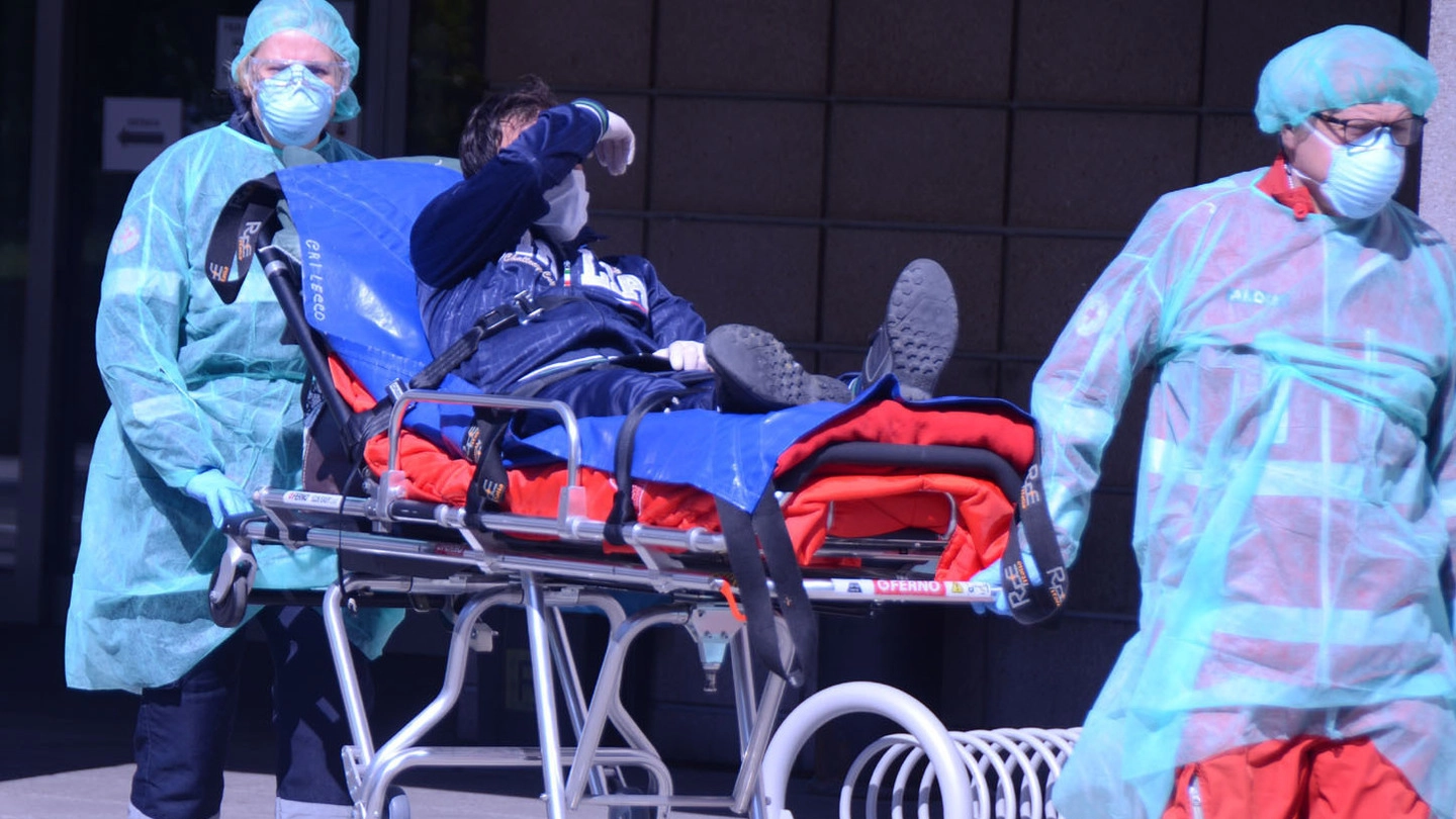 Due infermieri del Manzoni trasportano un malato di Covid 