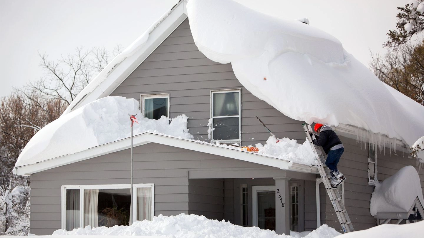 La neve è stata pericolosa anche per i tetti delle case