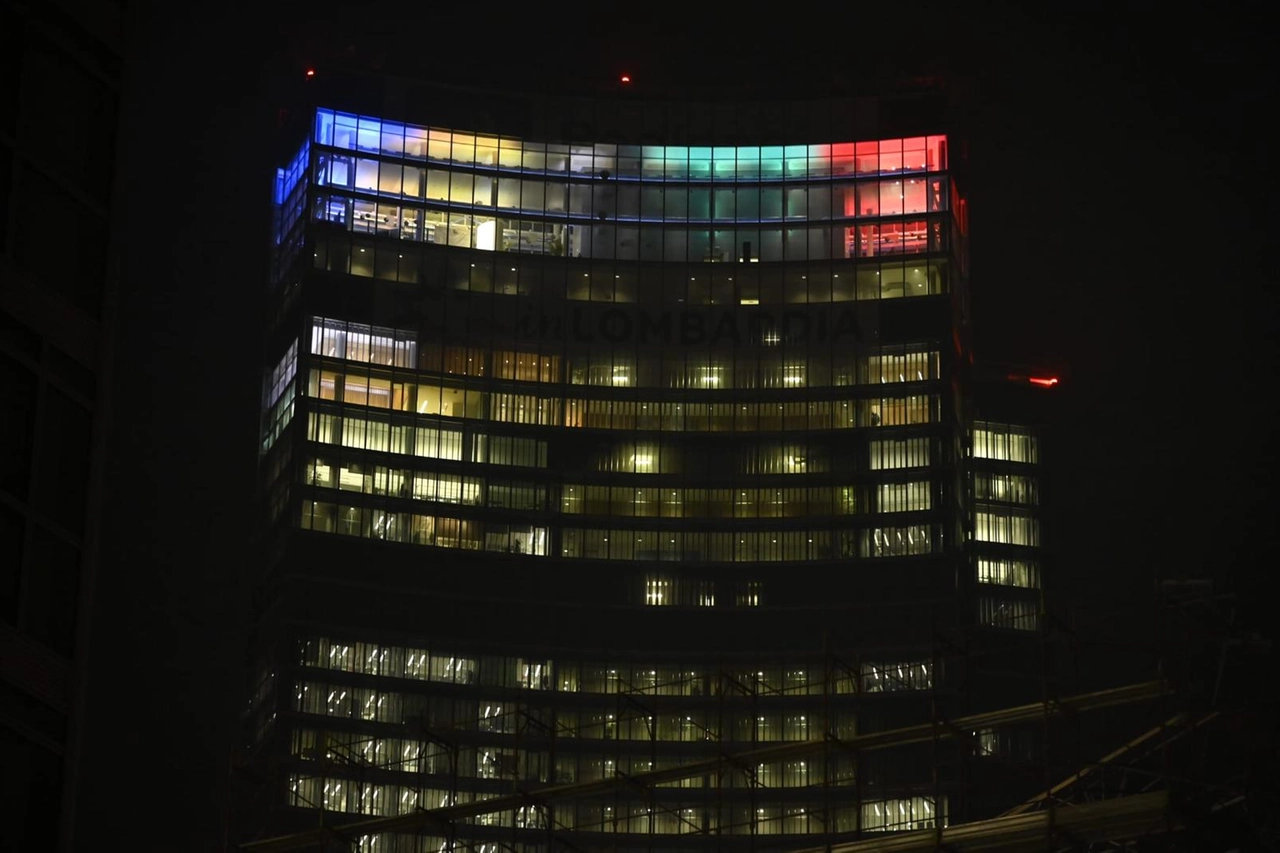 Belevedere di Palazzo Lombardia si illumina con i colori olimpici