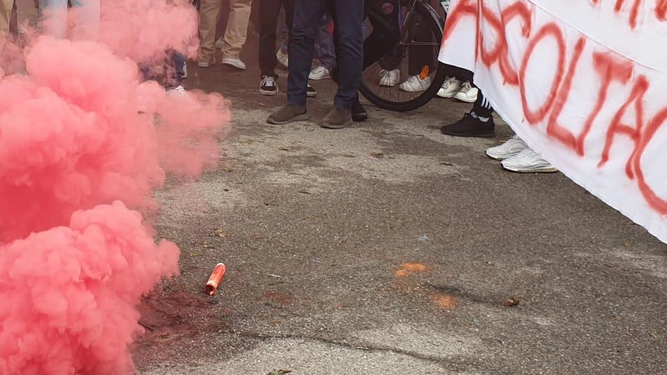 I prof difendono gli studenti: "La scuola non cade a pezzi ma lo sciopero è motivato" I prof difendono gli studenti: "La scuola non cade a pezzi ma lo sciopero è motivato"