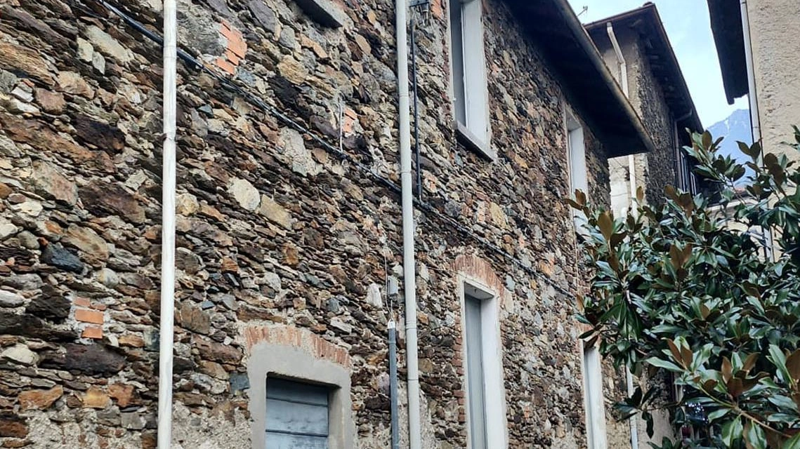 Giù un palazzo fatiscente per una nuova piazza del mercato Giù un palazzo fatiscente per una nuova piazza del mercato