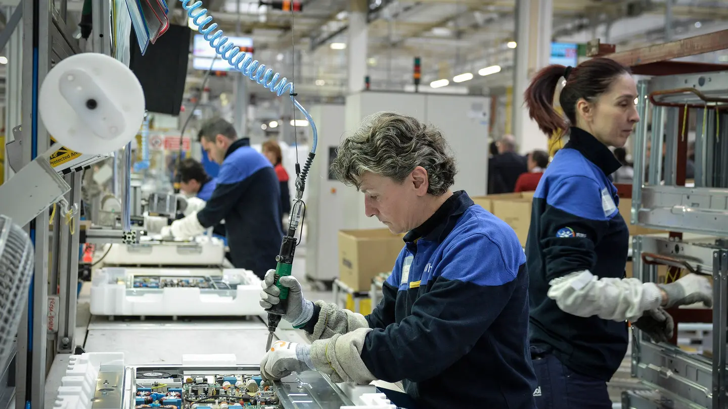 Operai al lavoro (Imagoeconomica)