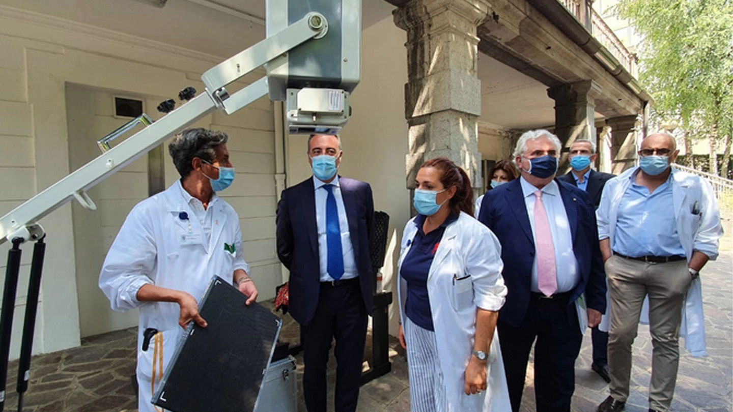 L'assessore regionale Giulio Gallera insieme al direttore generale Paolo Favini all'ospeda