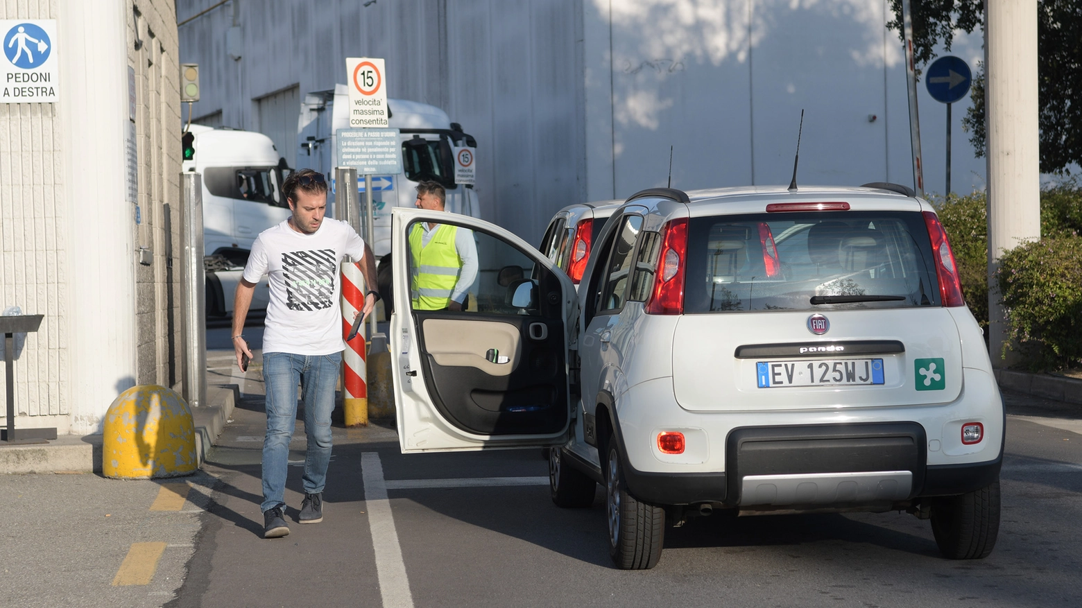 Tragedia nel deposito di una catena di supermercati in via Alfieri. La moglie della vittima, che lavora nello stesso magazzino, alla notizia del decesso dell’amato ha avuto un malore