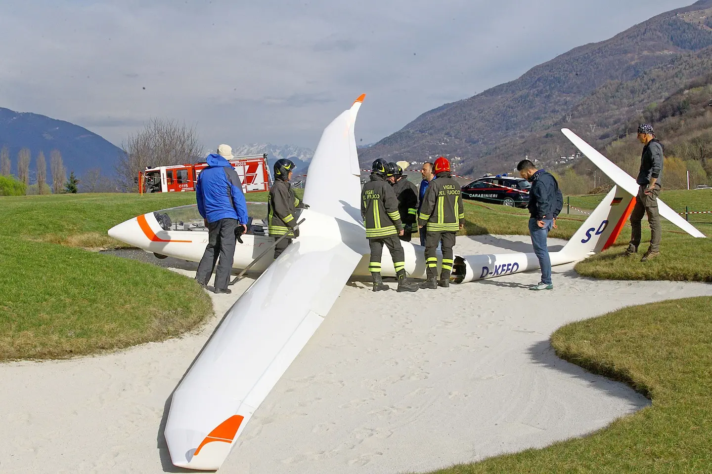 Caiolo, aliante precipita in fase di decollo e si schianta nel campo da golf / FOTO