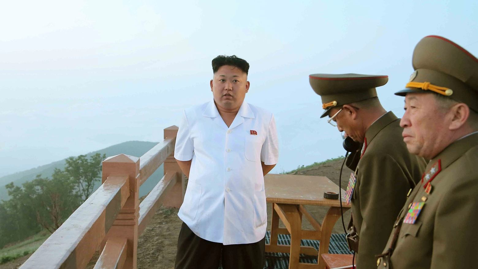 Il dittatore nordcoreano Kim Jong Un con i suoi generali