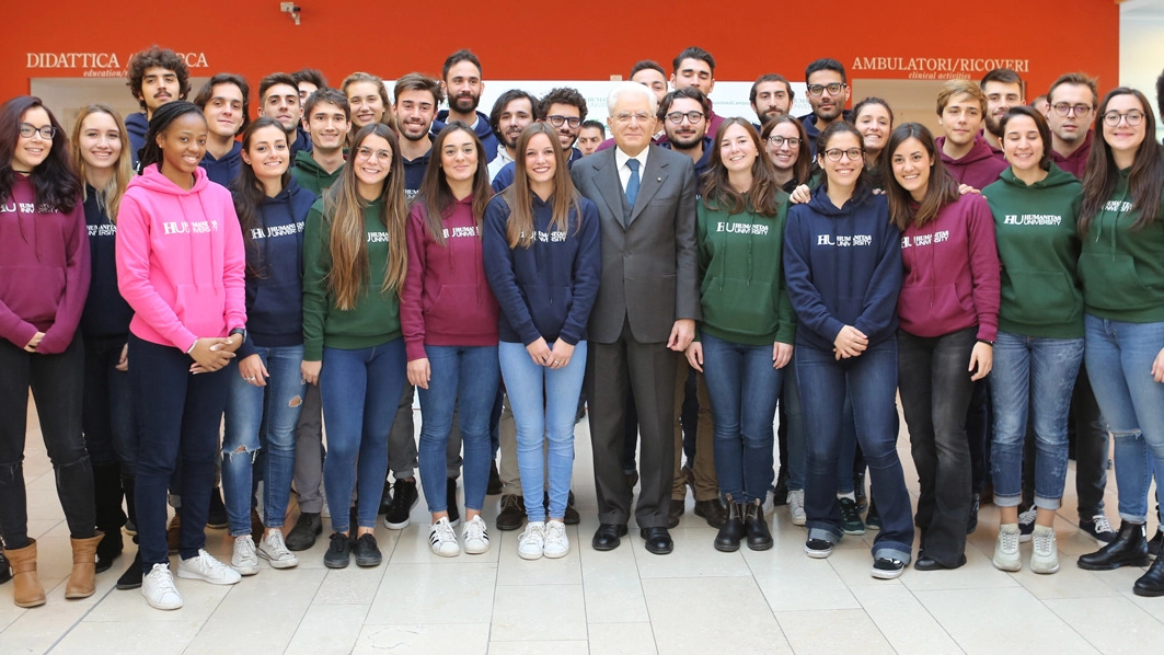 Sergio Mattarella circondato dagli studenti