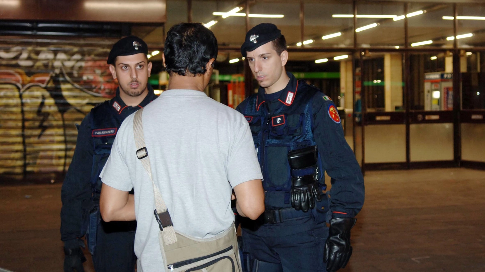 Un controllo dei carabinieri in metropolitana