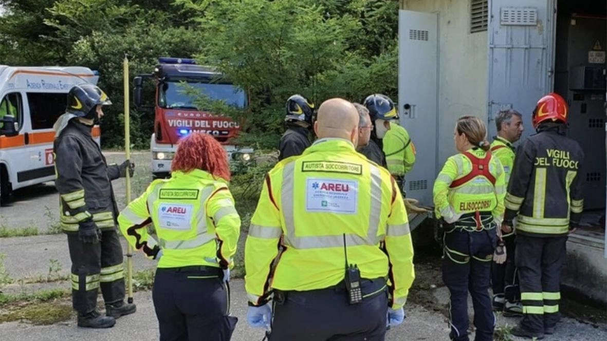 Operaio folgorato, ore di ansia. Le condizioni restano critiche Operaio folgorato, ore di ansia. Le condizioni restano critiche
