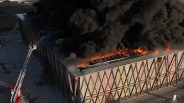 Cavenago, incendio alla Planet Farms: alte colonne di fumo visibili dall’A4