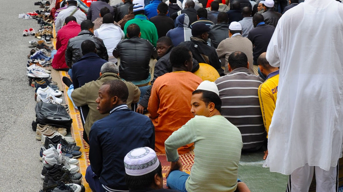 Un gruppo di islamici in preghiera