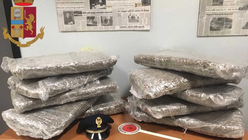 I 10 sacchi contenenti 52 kg di marijuana sequestrati dalla Polstrada in A1