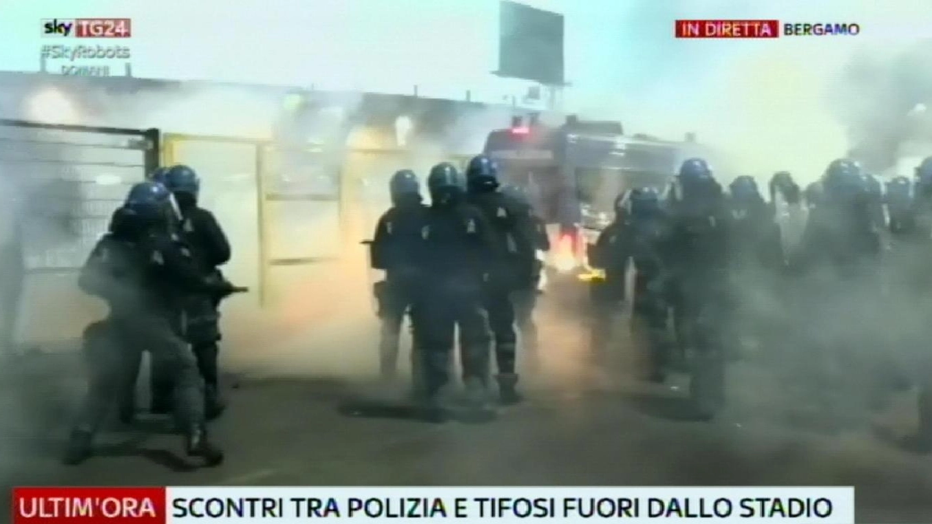 Polizia all'Azzurri d'Italia (foto Ansa da Skytg24)