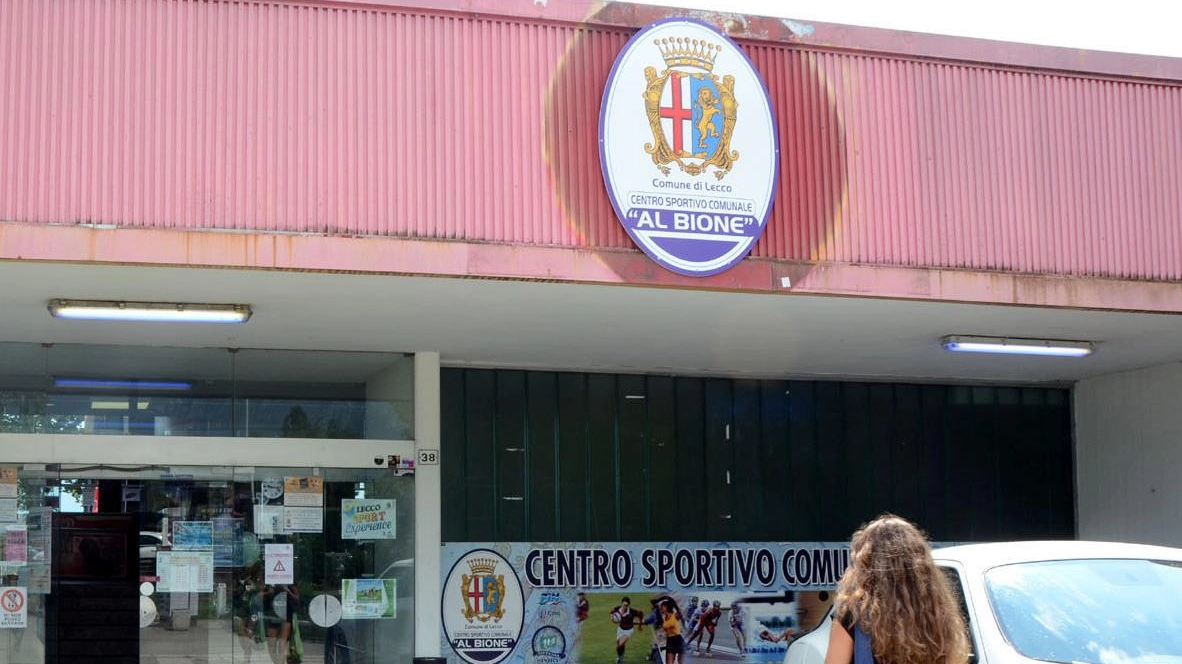 Partita folle: il campo vicino al luna park e il rischio sicurezza