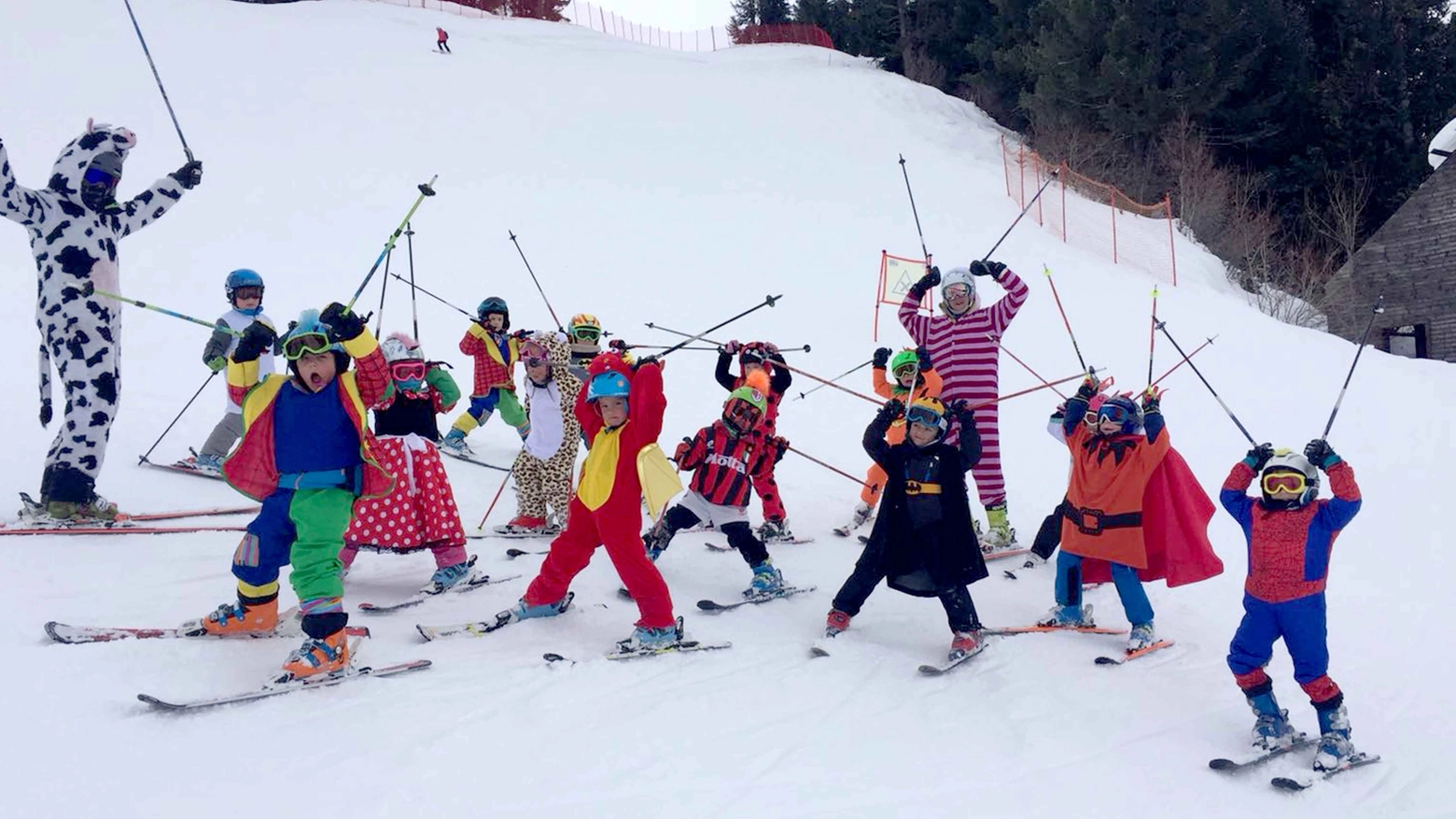 Bambini e adulti aspettano le vacanze per andare a sciare