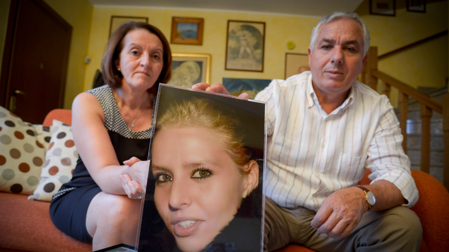 I genitori di Teresa Costanza mostrano una foto della figlia, uccisa a Pordenone con Trifone Ragone