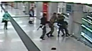 Un fotogramma del video dell'aggressione in stazione Centrale
