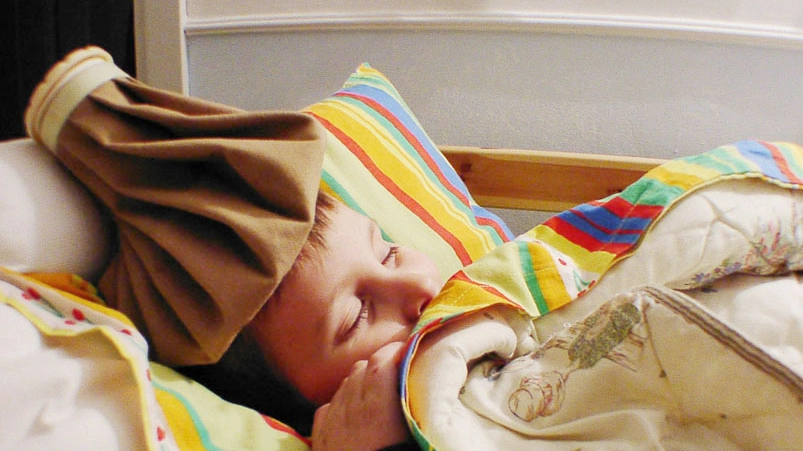 Un bambino a letto con la febbre