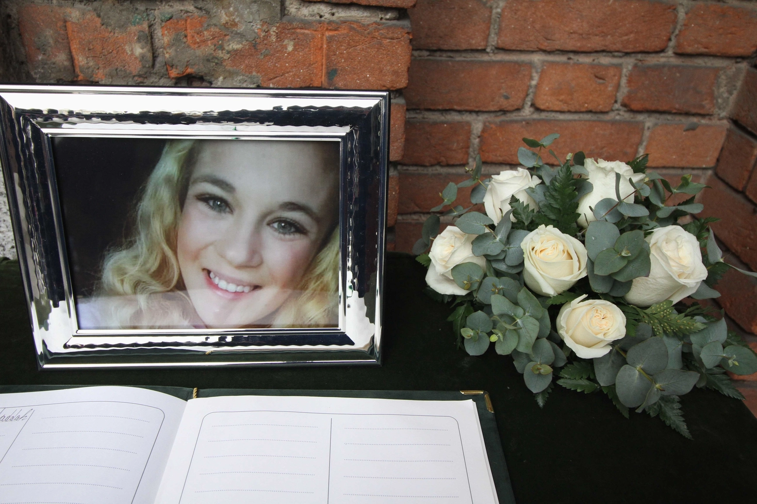 Il libro delle dediche davanti alla chiesa dove si svolgono i funerali di Jessica Faoro