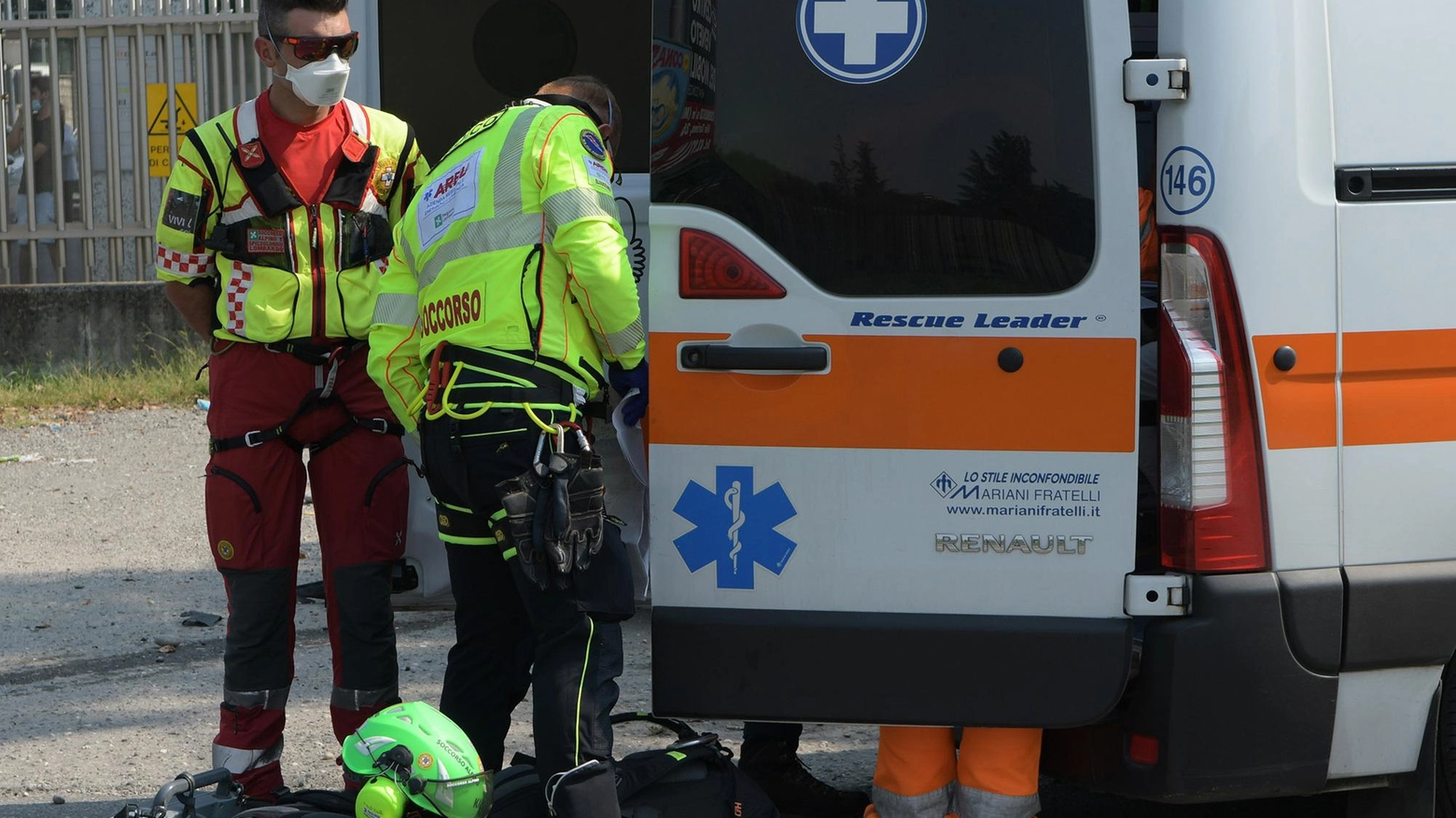 Pezzo di telaio la colpisce in testa: grave operaia Pezzo di telaio la colpisce in testa: grave operaia