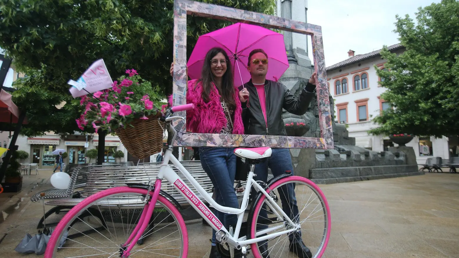 Tutti pazzi per il Giro Una storica domenica inseguendo la carovana da Seregno a Besana Tutti pazzi per il Giro Una storica domenica inseguendo la carovana da Seregno a Besana