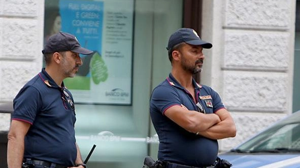 Il 46enne ha chiesto aiuto alla polizia ma i suoi precedenti lo hanno "incastrato" Il 46enne ha chiesto aiuto alla polizia ma i suoi precedenti lo hanno "incastrato"