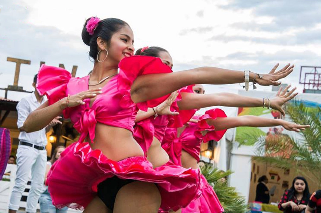 SORRISI Una rassegna di alcuni momenti della seconda edizione del Latin Festival, l’evento andato in scena dal 6 giugno al 16 agosto nel parcheggio di Milanofiori ad Assago che ormai da due anni sostituisce LatinoamericandoFOLCLORE E DISCOTECA A sinistra, un momento della festa d’inaugurazione con la cerimonia ancestrale in abiti tradizionali A destra, un’immagine della serata di Ferragosto con l’affollatissimo «Schiuma party» al quale hanno potuto partecipare anche i più giovani