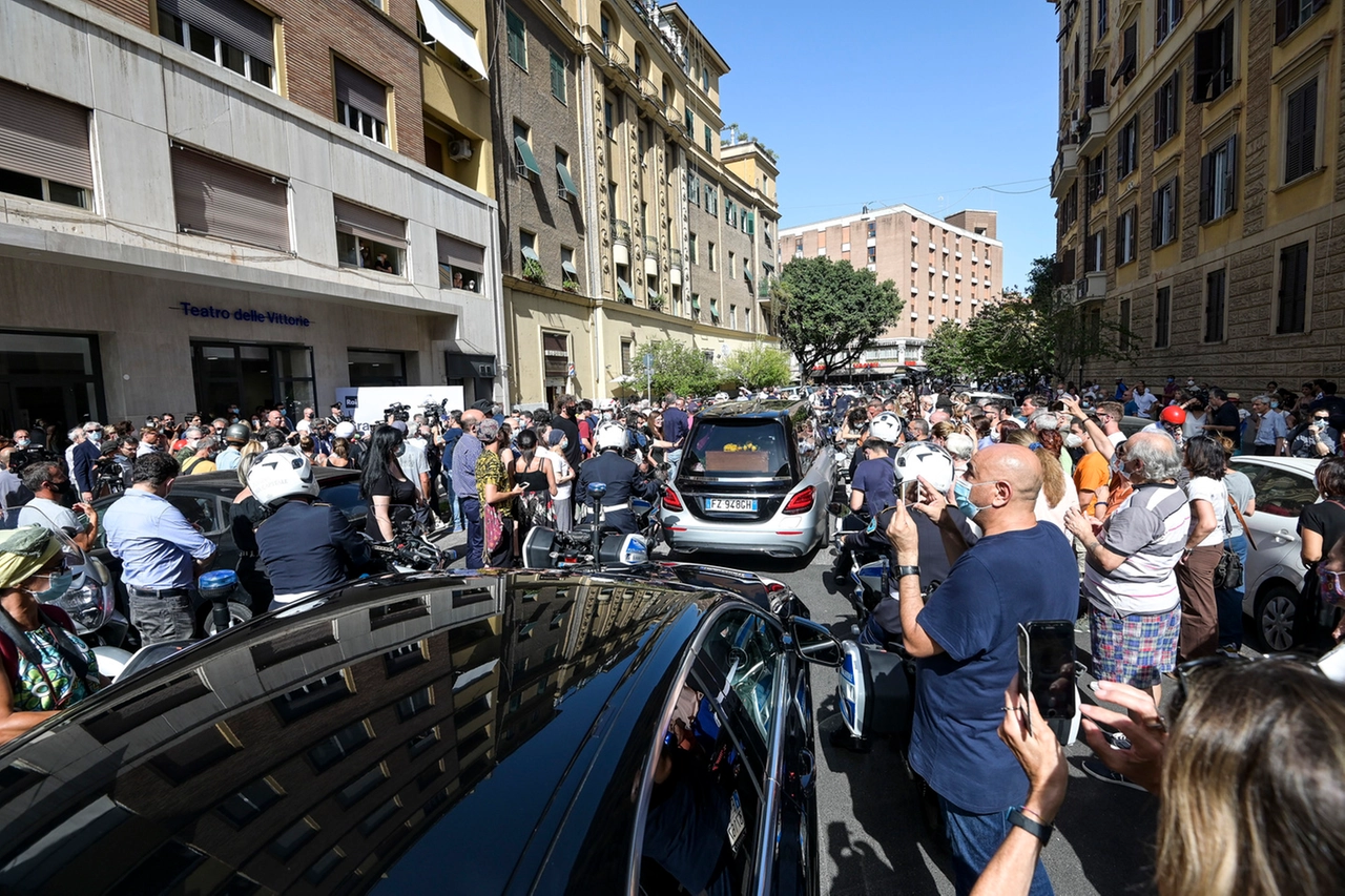 il calore della gente accompagna Raffaella nell'ultimo viaggio