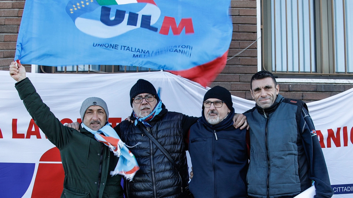Il primo a sinistra con la bandiera in mano è Vito De Gregorio della Uilm