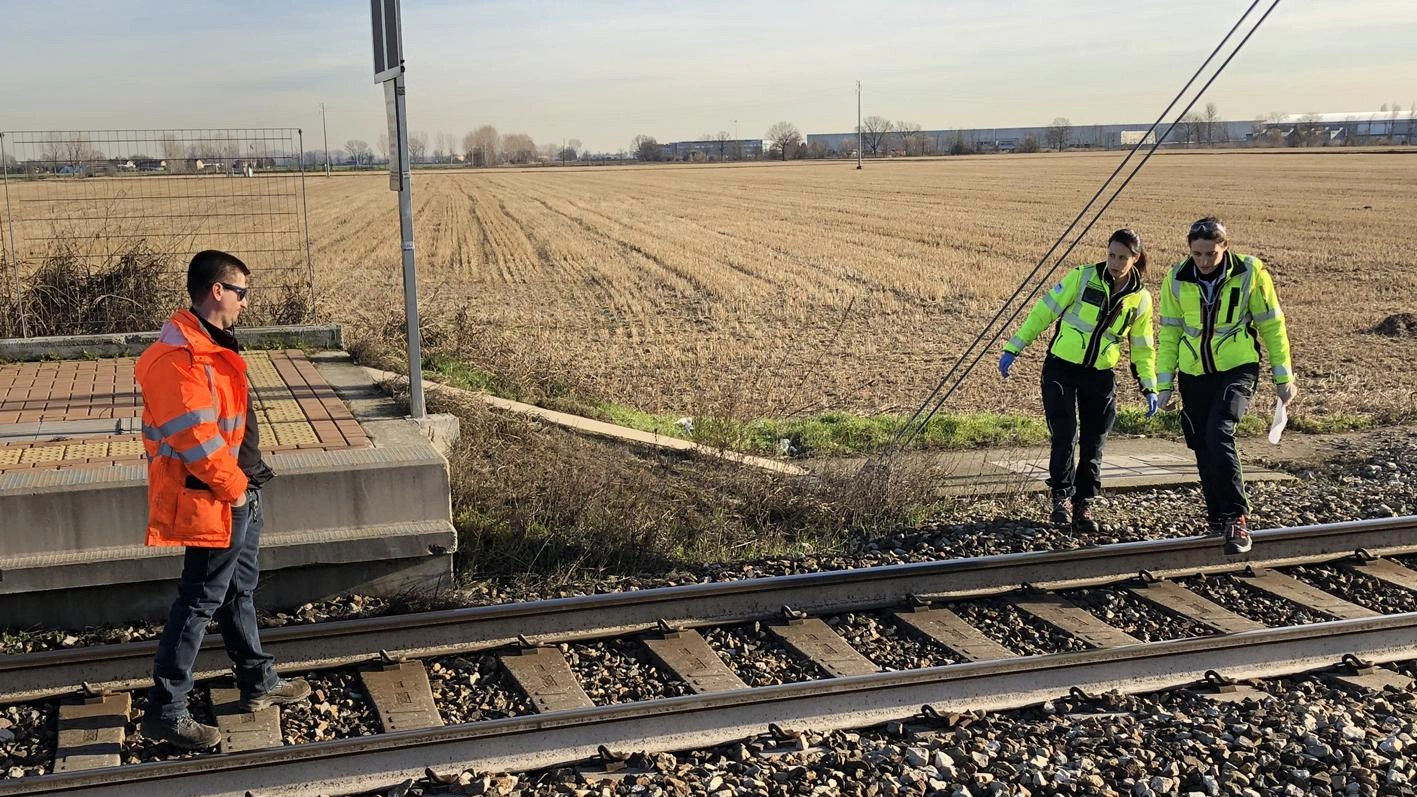 Muore sotto gli occhi dell’amico. Cade sui binari, travolto dal treno