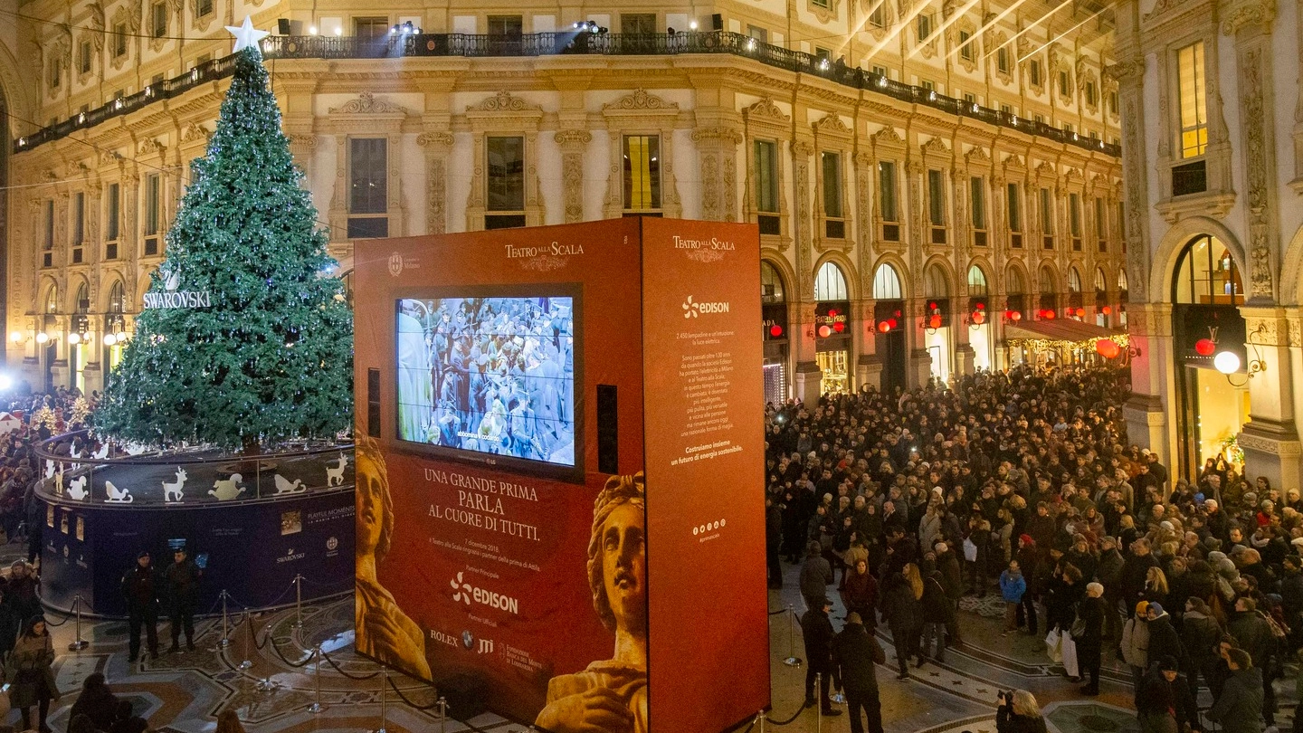 Prima della Scala, maxi schermo in Galleria Vittorio Emanuele (Foto archivio)