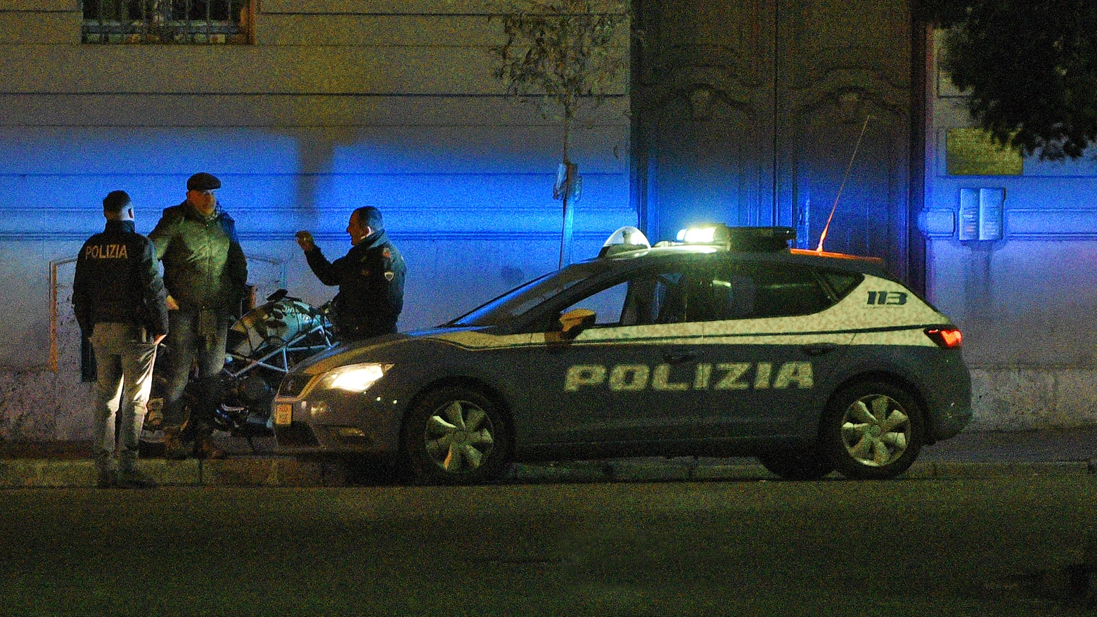 Sul posto è intervenuta una Volante della Polizia (foto di repertorio) Sul posto è intervenuta una Volante della Polizia (foto di repertorio)