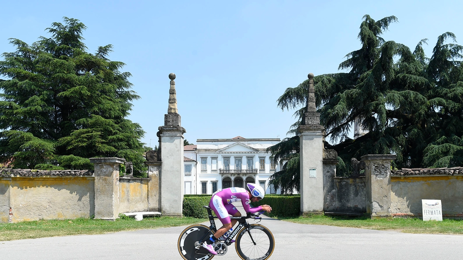 Un corridore sfila davanti alla Villa Reale nella crono finale del Giro d'Italia 