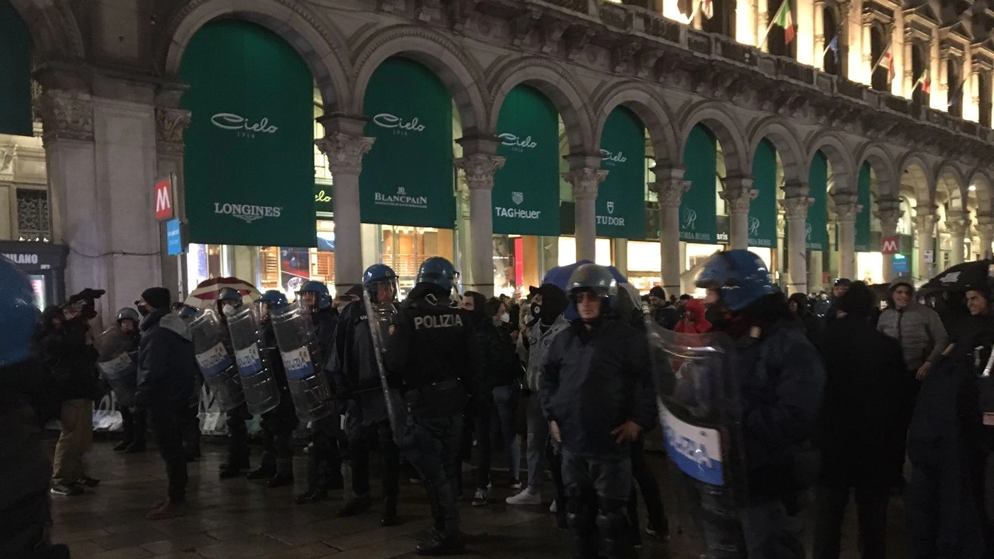 Le forze dell'ordine schierate in piazza Duomo